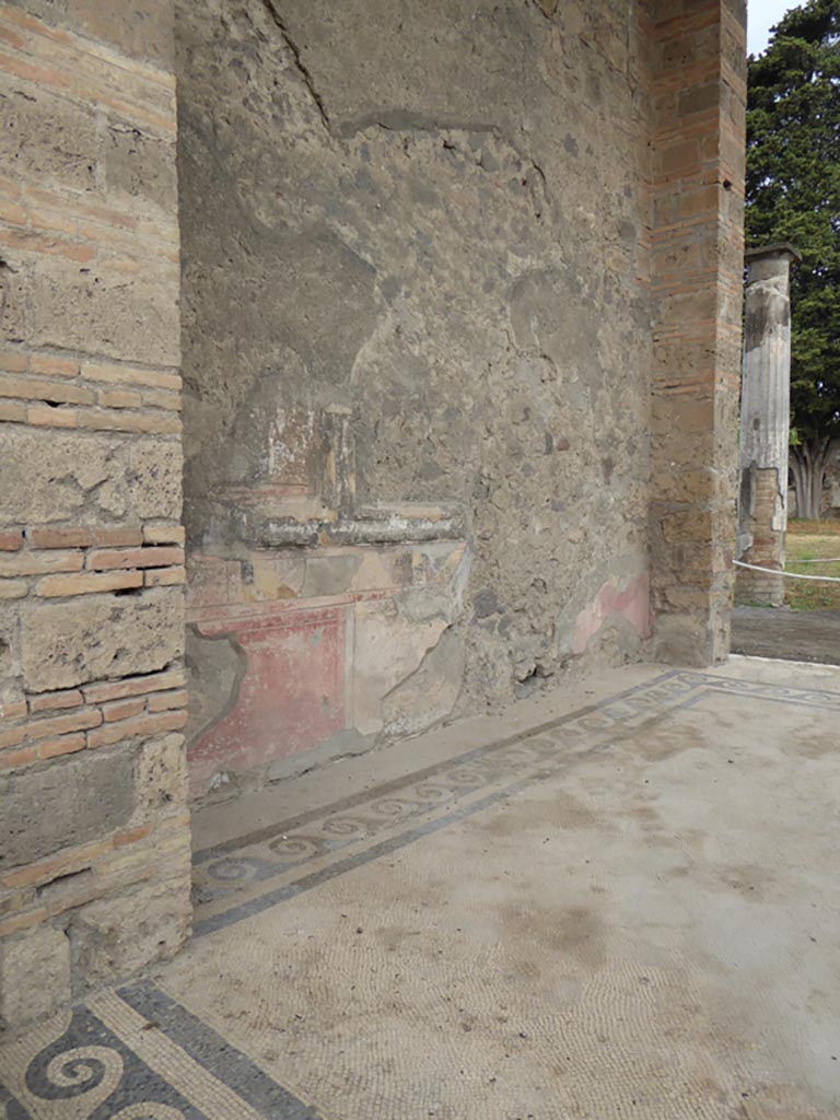 VI.12.2 Pompeii. September 2017. Looking north along west wall and flooring in oecus/triclinium.
Foto Annette Haug, ERC Grant 681269 DÉCOR.