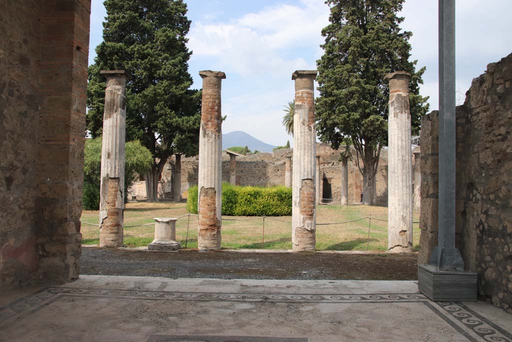 VI.12.2 Pompeii. September 2021.
Looking north from oecus/triclinium towards second (or rear) peristyle. Photo courtesy of Klaus Heese.