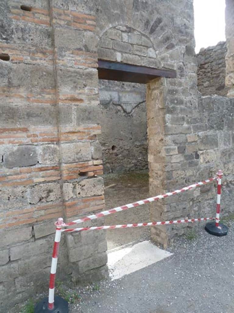VI.12.2 Pompeii. September 2015. Looking south through doorway in south-west corner of rear peristyle.