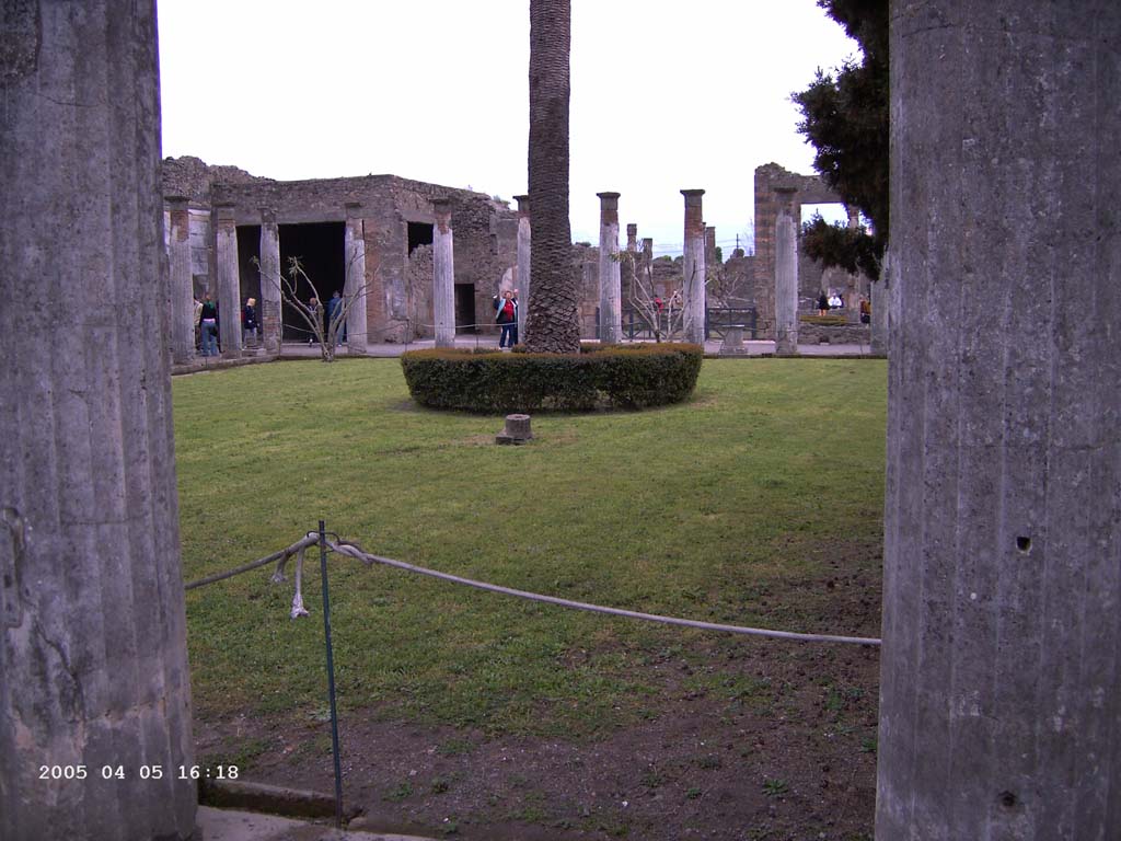 VI.12.2 Pompeii. April 2005. Looking towards south-east corner of rear peristyle. Photo courtesy of Klaus Heese.
1297 Pompeji - Via della Fortuna - Casa del Fauno (VI.12.2) - jüngeres Peristyl - Bli Ri Südosten. April 2005.