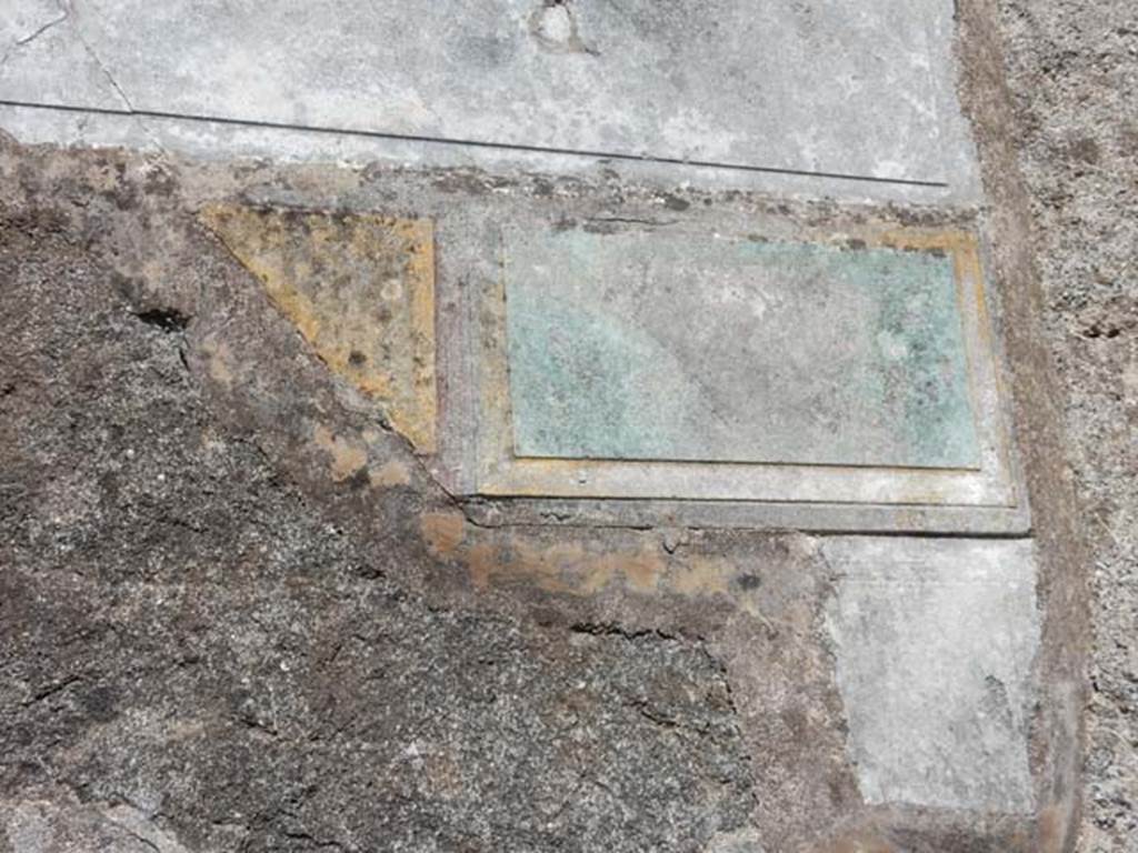 VI.12.2 Pompeii. May 2015. Detail from east wall in south-east corner of rear peristyle.
Photo courtesy of Buzz Ferebee.