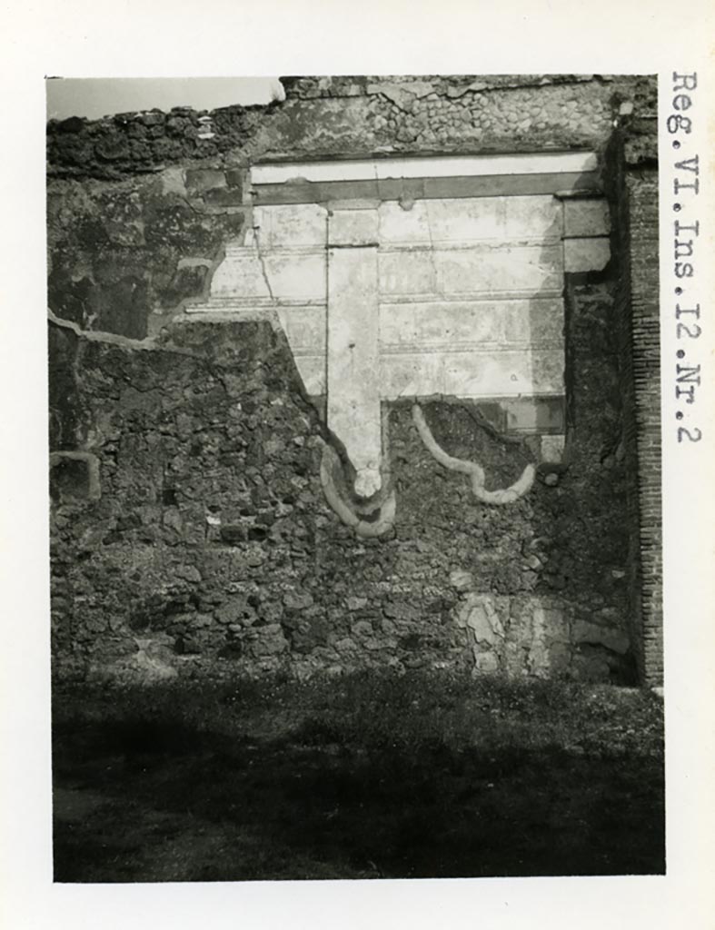 VI.12.2 Pompeii. Pre-1937-39. Looking towards east wall in south-east corner of rear peristyle.
Photo courtesy of American Academy in Rome, Photographic Archive. Warsher collection no. 034.
