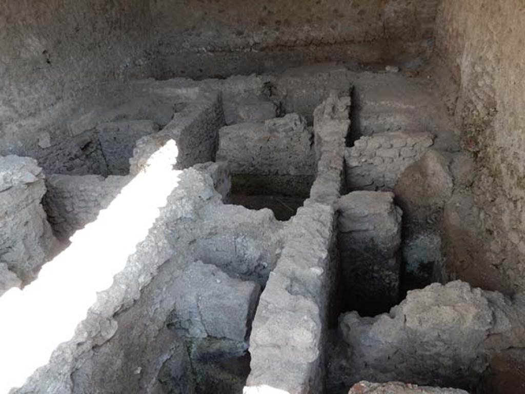 VI.12.2 Pompeii. May 2015. Suspensurae of a pre-existing caldarium below oecus in south-east corner of second or rear peristyle. Photo courtesy of Buzz Ferebee.