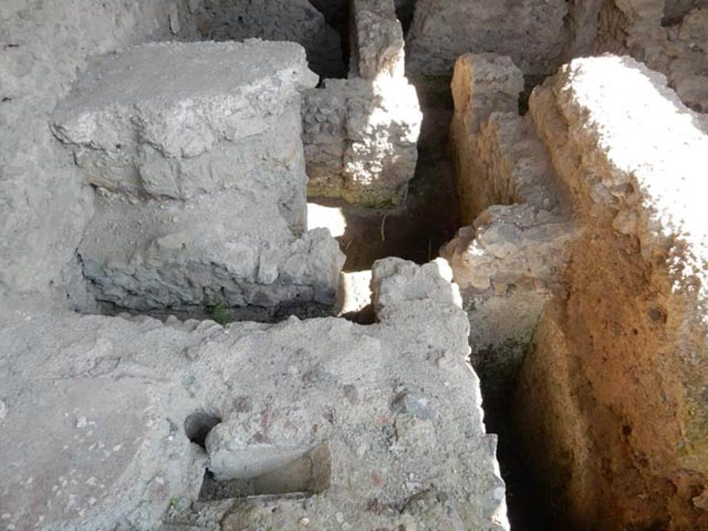 VI.12.2 Pompeii. May 2015. Suspensurae of a pre-existing caldarium below oecus in south-east corner of second or rear peristyle. Photo courtesy of Buzz Ferebee.