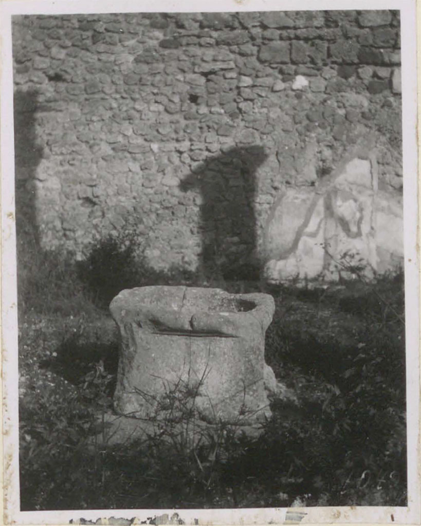 VI.12.2 Pompeii. Pre-1943. Puteal in second (rear) peristyle.
According to Warscher –
This puteal was found between the columns of the east portico, it seemed to be a left-over/residue of the pre-roman house.
(Questa puteale che si trova fra le colonne del portico orientale sembra essere un residuo della casa pre-romana.)
See Warscher, T. (1946). Casa del Fauno, Swedish Institute, Rome. (p.47, n.67).