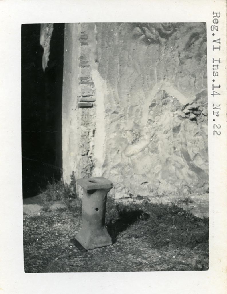 VI.14.22 Pompeii. Pre-1937-39.
North-west corner of atrium showing conserved layer of plaster with imprints of trowel.
Photo courtesy of American Academy in Rome, Photographic Archive. Warsher collection no. 1292.