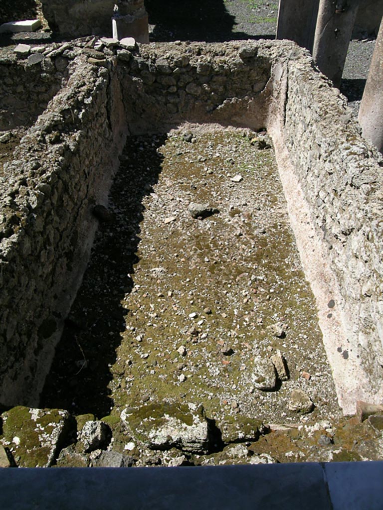 VI.14.22 Pompeii. June 2006.
Room 12, looking north into east rinsing basin. Photo courtesy of Nicolas Monteix.