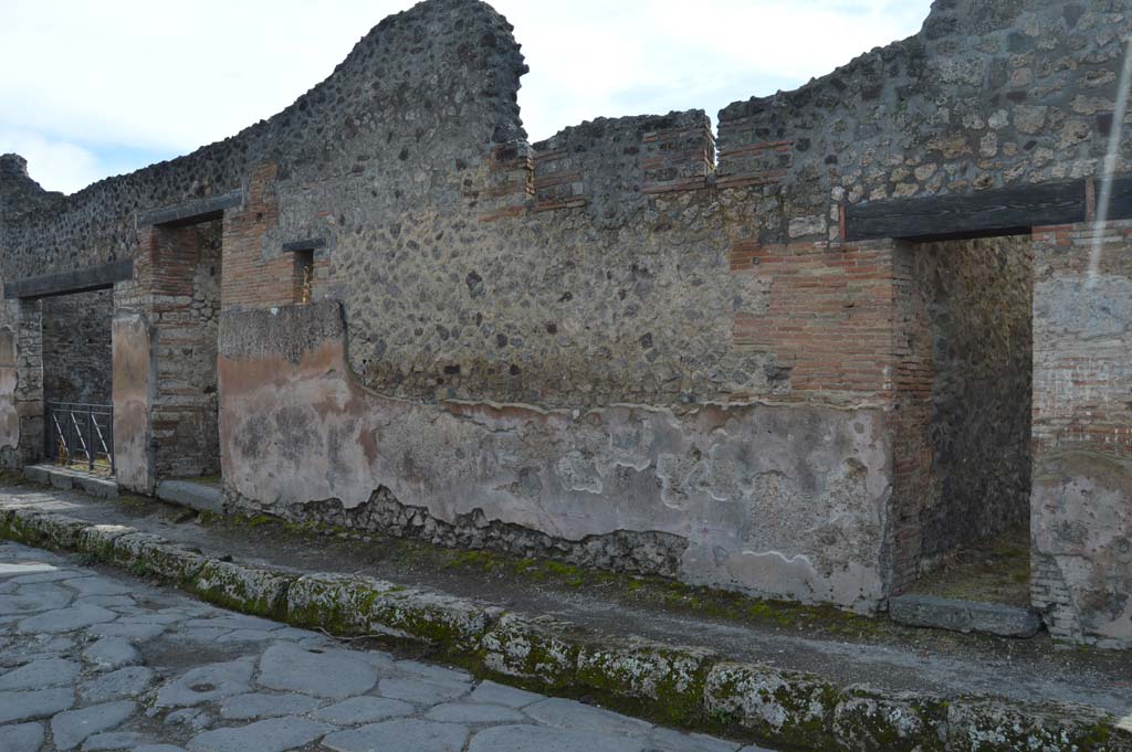 VI.14.21, on left, followed by VI.14.22, with VI.14.23, on right. March 2018.
Front façade with remaining stucco on west side of Via del Vesuvio.
Foto Taylor Lauritsen, ERC Grant 681269 DÉCOR.