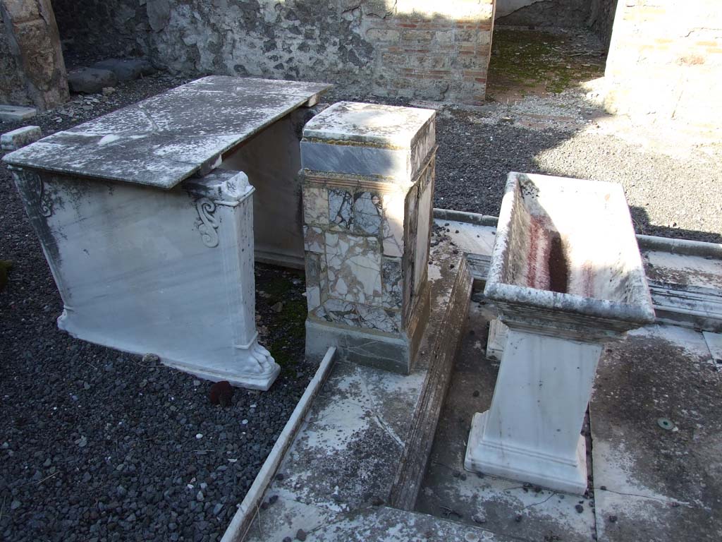 VI.14.22 Pompeii. December 2007. Room 1, marble table or cartibulum, pedestal and trough in impluvium in atrium.
