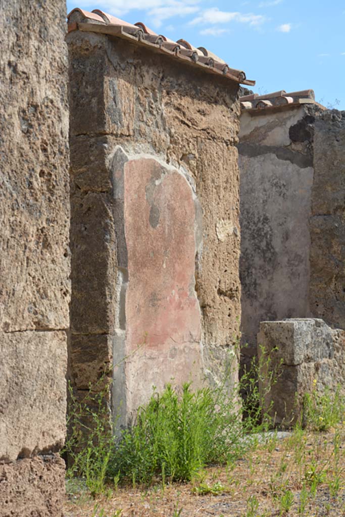 VI.14.43 Pompeii. July 2017.
North wall of atrium between doorways to room 3, on left, and room 4, on right.
Foto Annette Haug, ERC Grant 681269 DÉCOR.