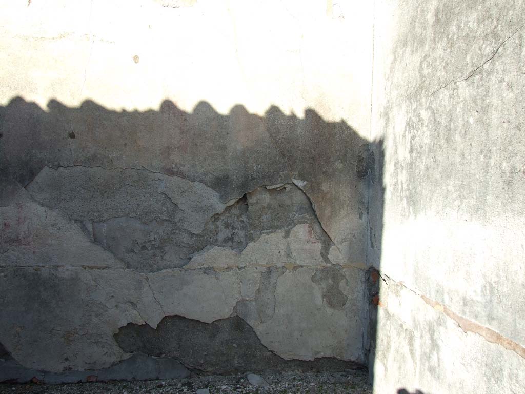 VI.14.43 Pompeii. December 2007. Room 15, north wall in north-east corner of triclinium.