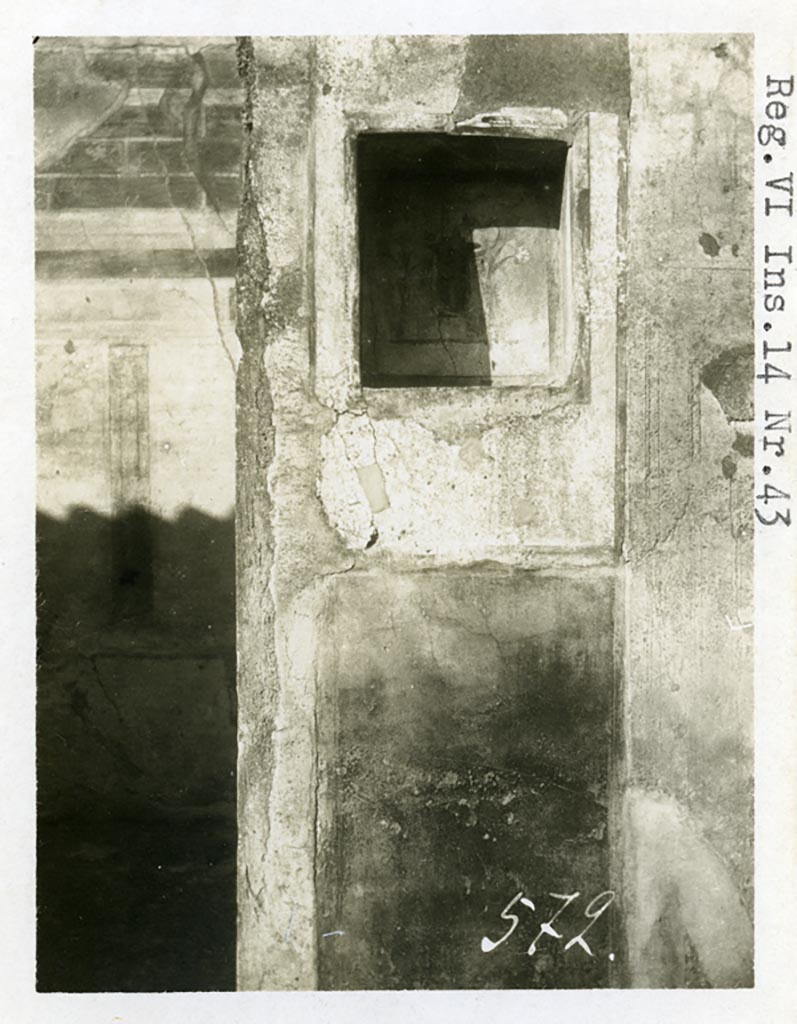 VI.14.43 Pompeii. Pre-1937-39. Niche with painted altar with plants and serpent.
Photo courtesy of American Academy in Rome, Photographic Archive. Warsher collection no. 572.