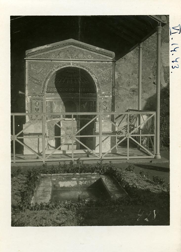 VI.14.43 Pompeii. Pre-1937-39. Room 14, looking east to mosaic fountain in garden area.
Photo courtesy of American Academy in Rome, Photographic Archive. Warsher collection no. 428.