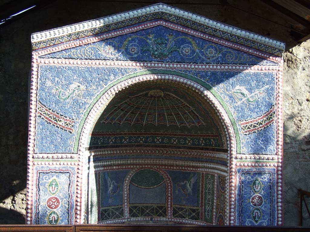 VI.14.43 Pompeii. December 2007. Room 14, upper half of mosaic fountain in garden area.