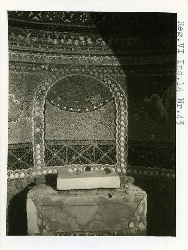 VI.14.43 Pompeii. Pre-1937-39. Room 14, detail from fountain.
Photo courtesy of American Academy in Rome, Photographic Archive. Warsher collection no. 1301.
