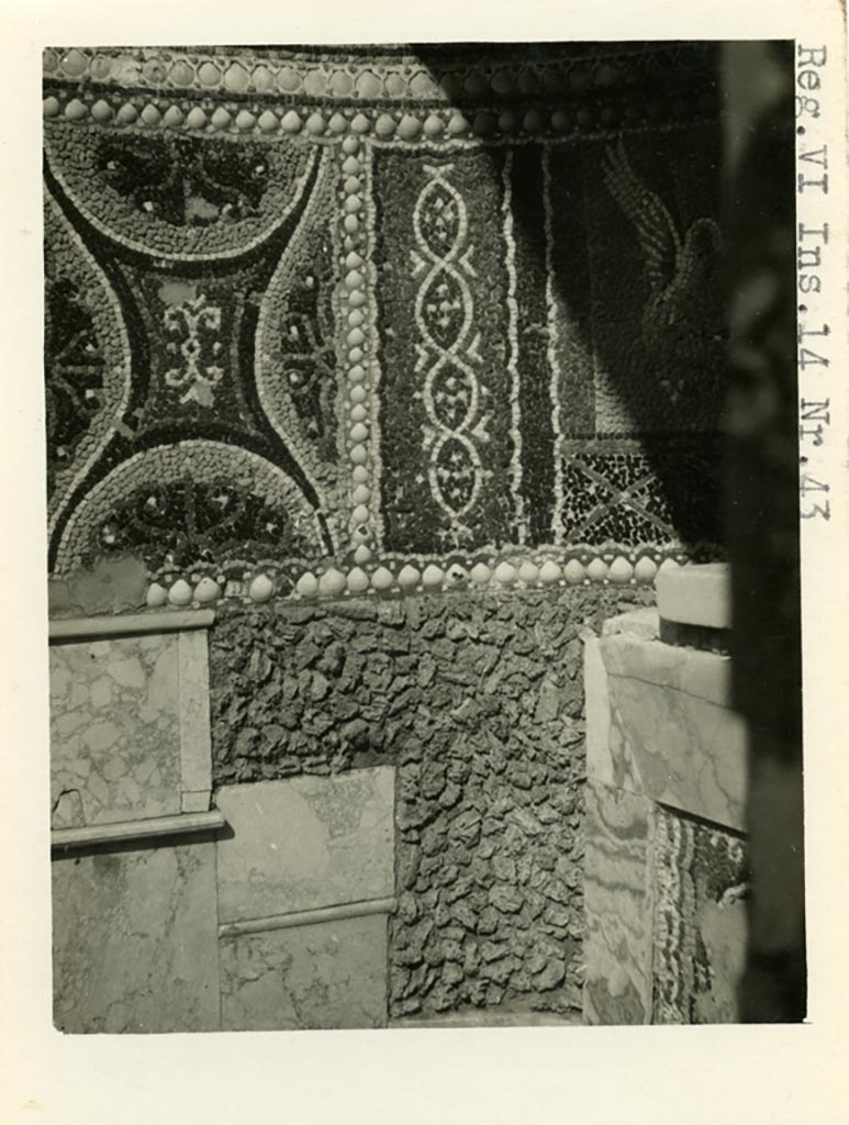 VI.14.43 Pompeii. Pre-1937-39. Room 14, detail of fountain in garden area.
Photo courtesy of American Academy in Rome, Photographic Archive. Warsher collection no. 1302.