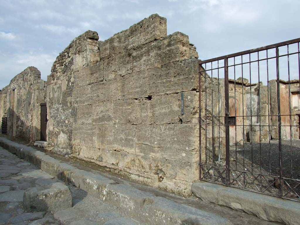 VI.14.43 Pompeii. December 2006. Doorway and wall to left (north) of entrance on Vicolo dei Vettii.