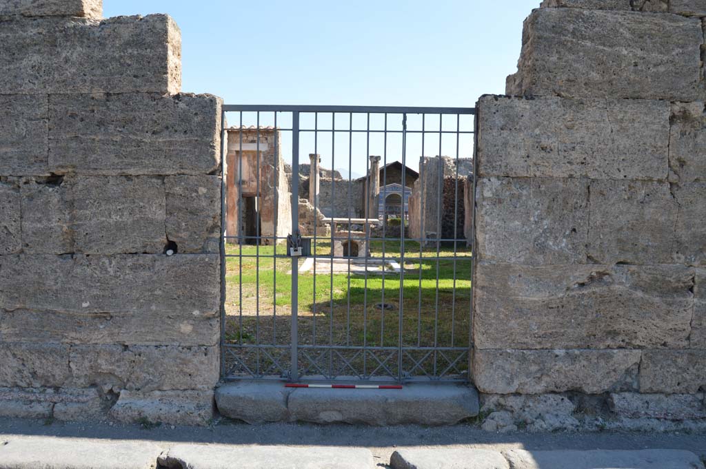 VI.14.43 Pompeii. October 2017. Looking east through entrance doorway.
Foto Taylor Lauritsen, ERC Grant 681269 DÉCOR.