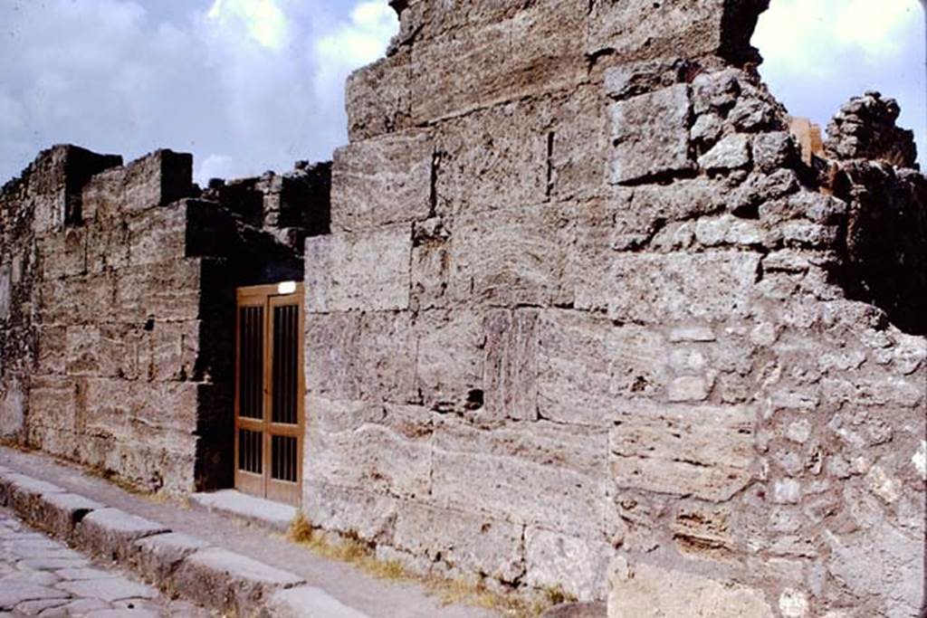 VI.14.43 Pompeii. 1966. Looking north to entrance doorway on Vicolo dei Vettii. Photo by Stanley A. Jashemski.
Source: The Wilhelmina and Stanley A. Jashemski archive in the University of Maryland Library, Special Collections (See collection page) and made available under the Creative Commons Attribution-Non Commercial License v.4. See Licence and use details.
J66f0641