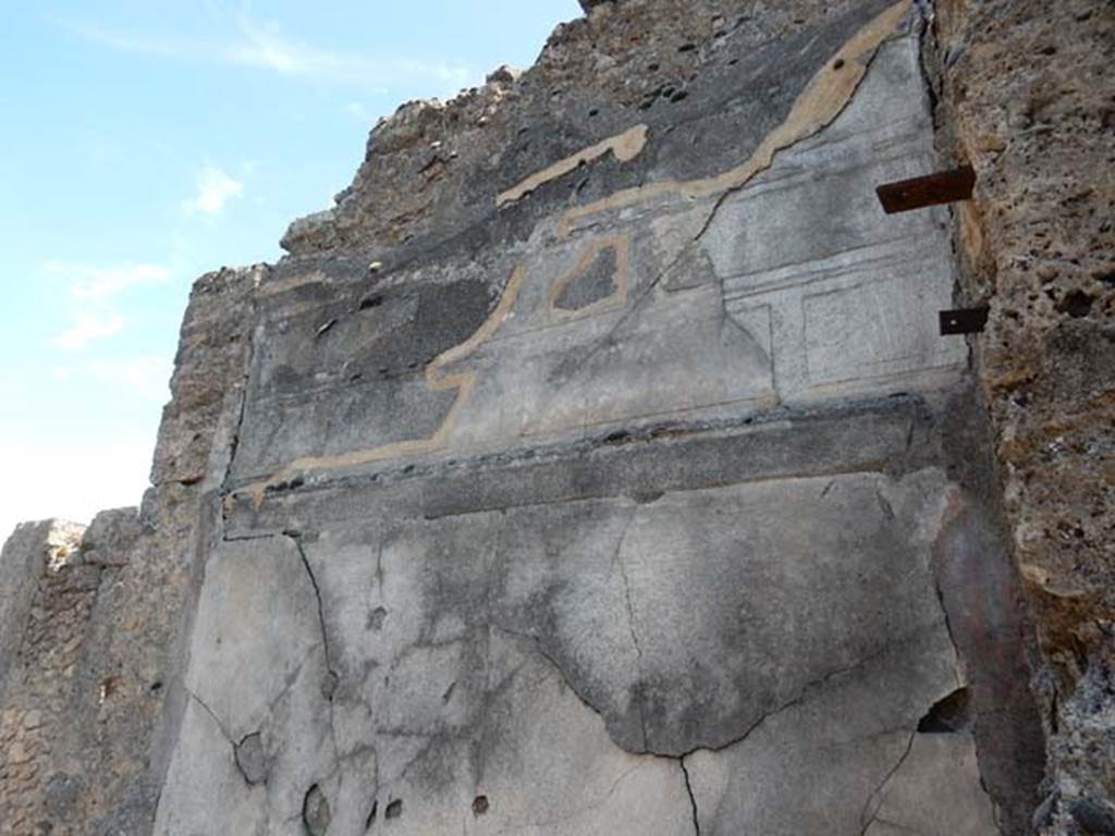 VI.14.43 Pompeii. May 2015. South (right) wall of entrance fauces. Photo courtesy of Buzz Ferebee.
