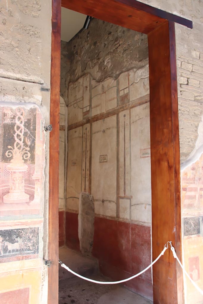VI.15.1 Pompeii. October 2023.
Cubiculum (g), looking north-east through doorway from atrium. Photo courtesy of Klaus Heese.