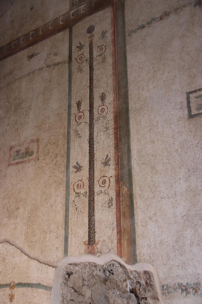 VI.15.1 Pompeii. October 2024.
Cubiculum g, painted candelabrum at north end of east wall. Photo courtesy of Klaus Heese.