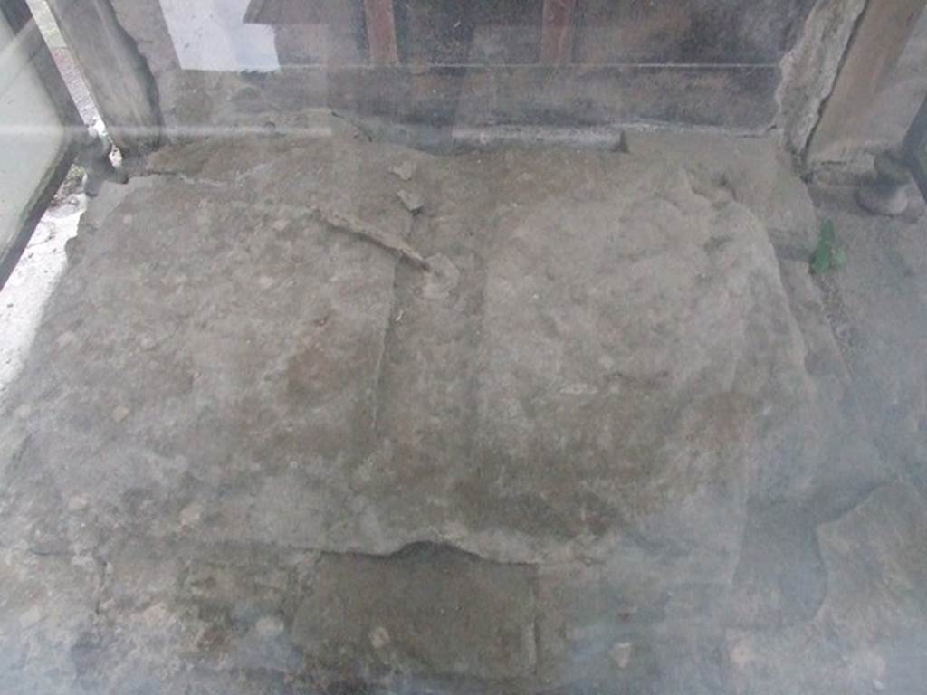 VI.15.1 Pompeii. December 2006. View into glass case on South side of Atrium. This shows the masonry base that supported the iron and bronze strongbox or safe. The safe was being restored as at Dec 2006.