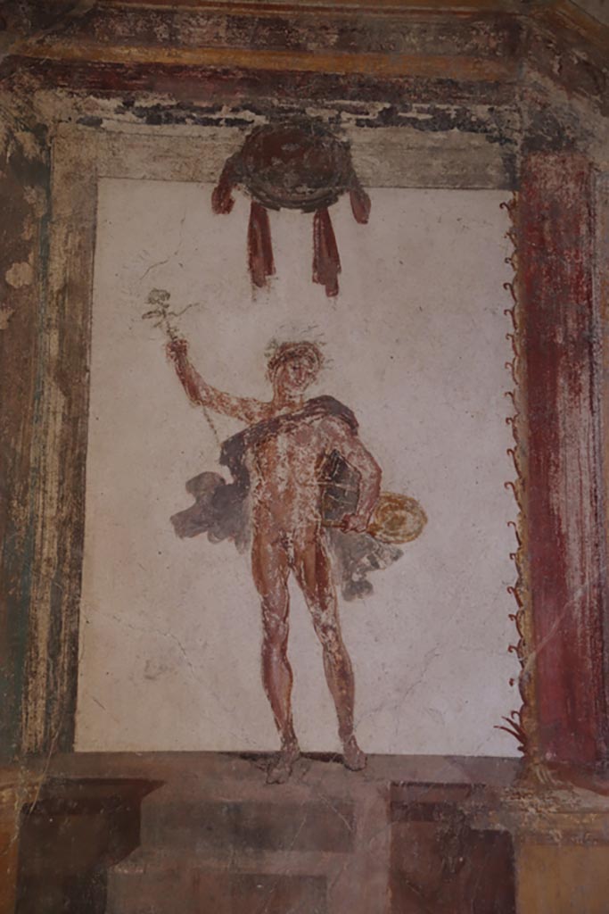 VI.15.1 Pompeii. October 2023.
Upper south wall of oecus at east end, painted figure of Mercury. Photo courtesy of Klaus Heese.