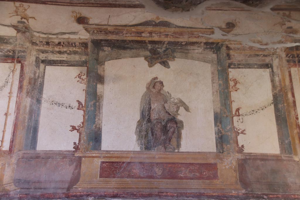 VI.15.1 Pompeii. October 2023.
Painted figure of Leda and the Swan from centre of upper south wall of oecus. Photo courtesy of Klaus Heese.