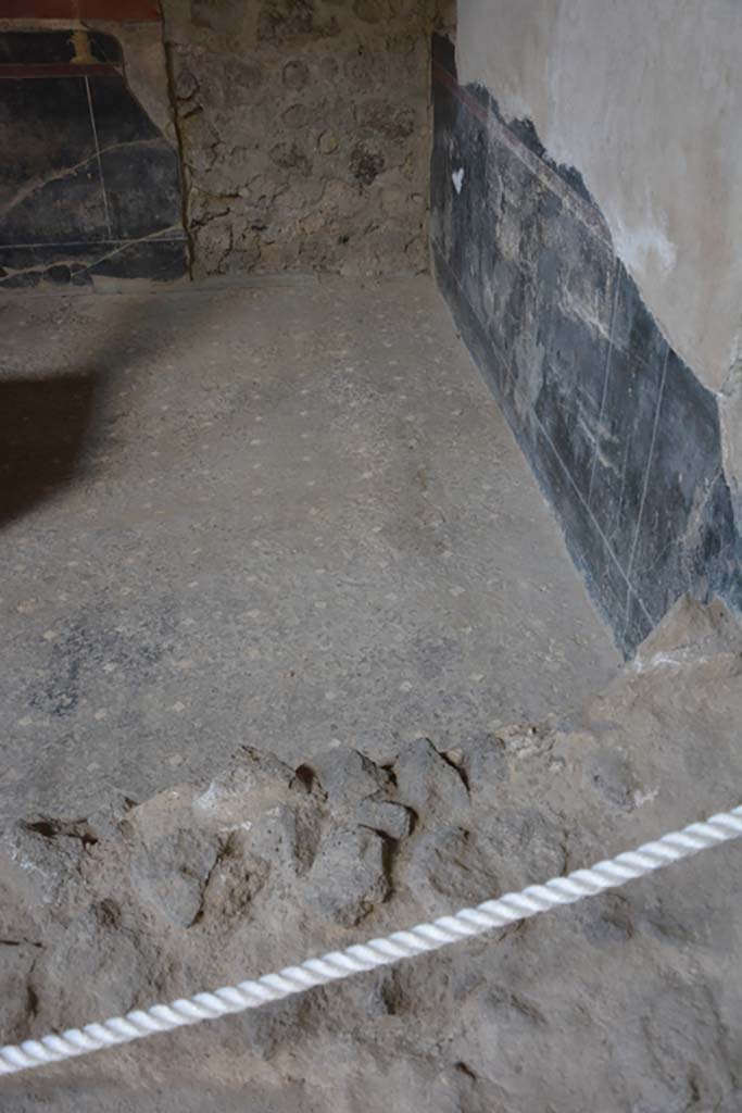 VI.15.1 Pompeii. July 2017.
South ala, looking south across flooring at west end towards blocked doorway into triclinium.
Foto Annette Haug, ERC Grant 681269 DÉCOR.