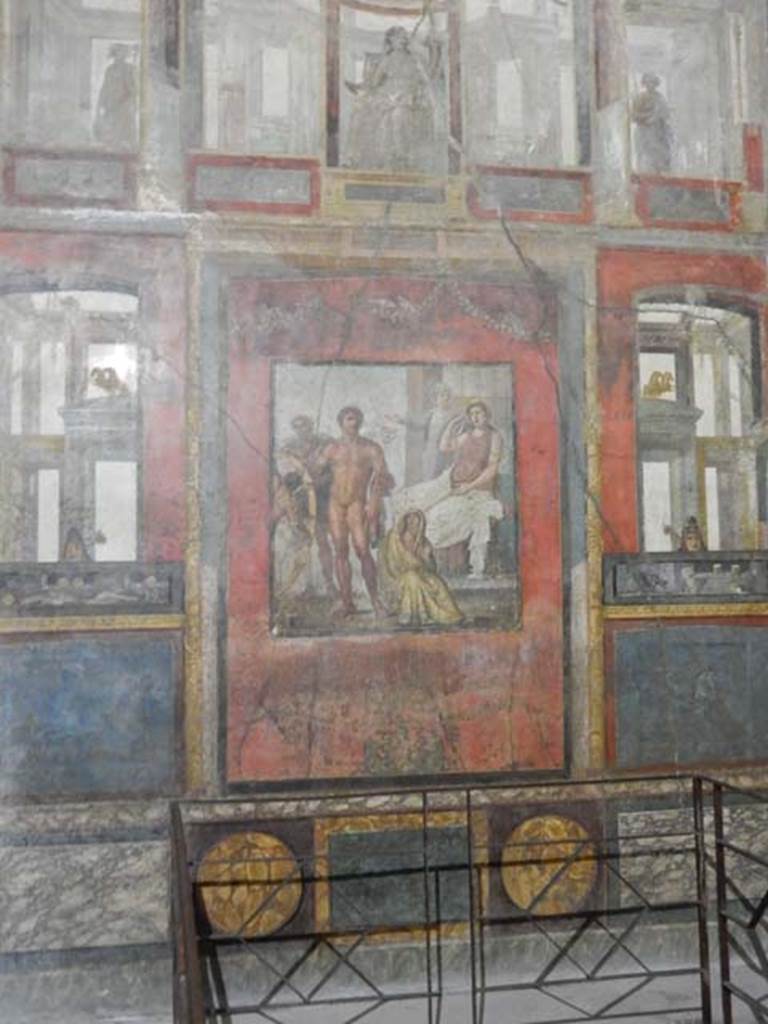 VI.15.1 Pompeii. May 2017. East wall of exedra, with painted central and side panels.
Photo courtesy of Buzz Ferebee.
