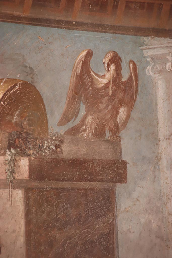 VI.15.1 Pompeii. October 2023.
North wall of exedra, upper centre showing Zeus, father of Hercules, as an eagle. Photo courtesy of Klaus Heese.