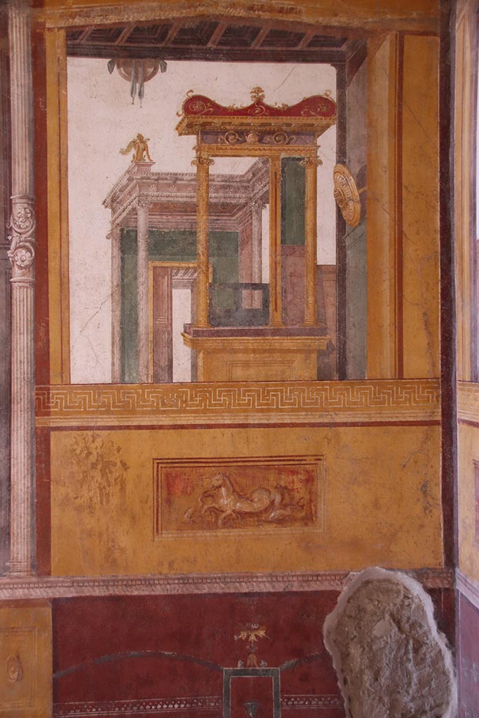 VI.15.1 Pompeii. October 2024.
Architectural wall painting on north wall at east end of exedra. Photo courtesy of Klaus Heese.