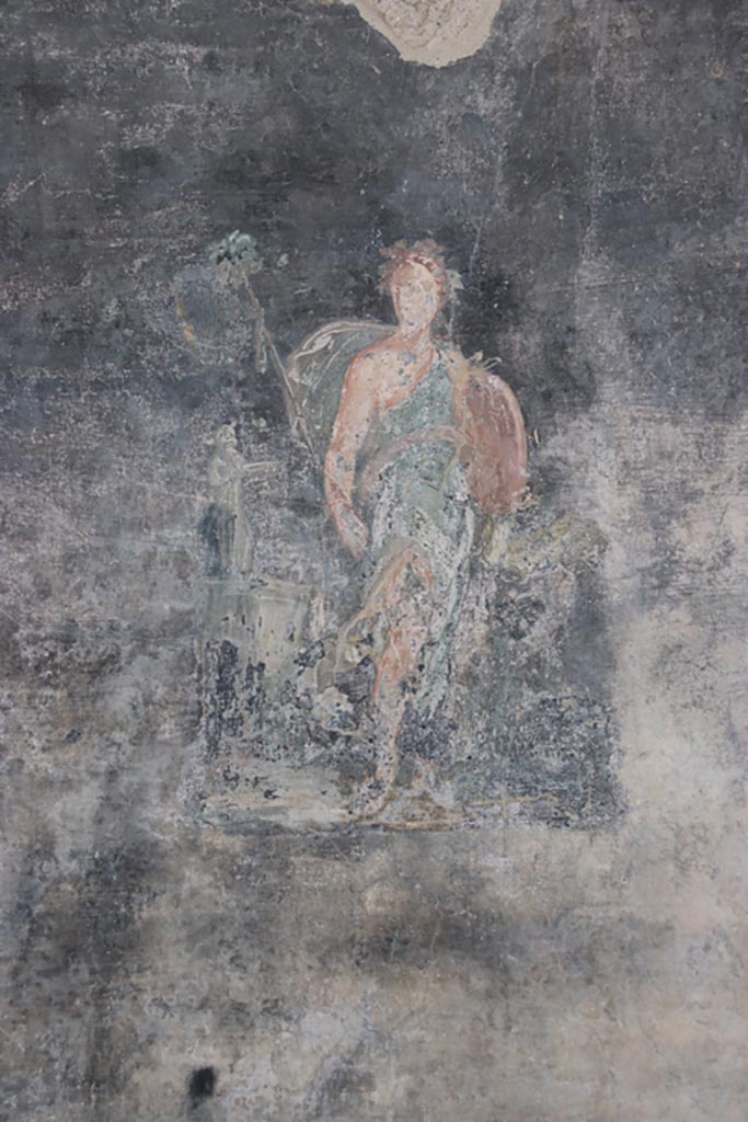 VI.15.1 Pompeii. October 2023.
Painting of Maenad with small statue of Bacchus, from west wall of peristyle. Photo courtesy of Klaus Heese.