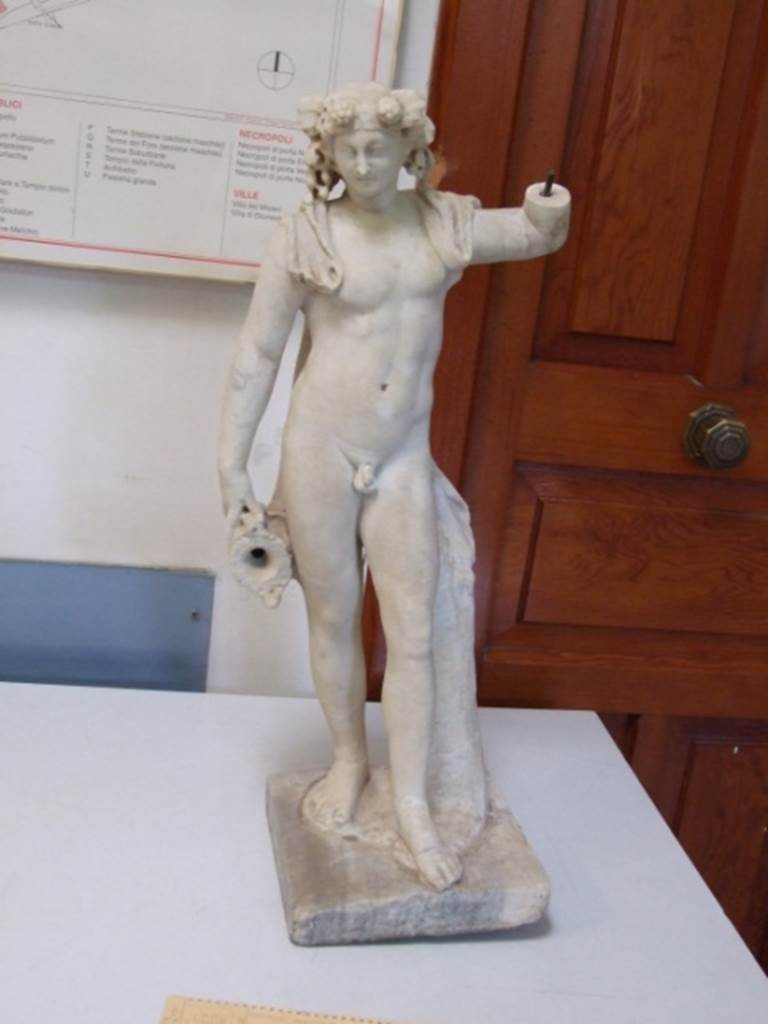 VI.15.1 Pompeii. Marble statue of Bacchus, 63cm high.
Found in 1894 in south-east corner of peristyle. SAP inventory number 53505.
Kuivalainen comments on the condition –
A thyrsus, possibly made of bronze, was missing already during the excavation; now the whole left arm above the elbow is lost. Traces of yellow were earlier visible on the nebris and hair, and of black on the eyes and eyebrows.
See Kuivalainen, I., 2021. The Portrayal of Pompeian Bacchus. Commentationes Humanarum Litterarum 140. Helsinki: Finnish Society of Sciences and Letters, (H7, p.213).