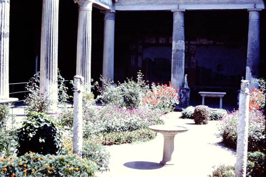 VI.15.1 Pompeii. 1968. Looking south-east across peristyle garden. Photo by Stanley A. Jashemski.
Source: The Wilhelmina and Stanley A. Jashemski archive in the University of Maryland Library, Special Collections (See collection page) and made available under the Creative Commons Attribution-Non Commercial License v.4. See Licence and use details.
J68f1963