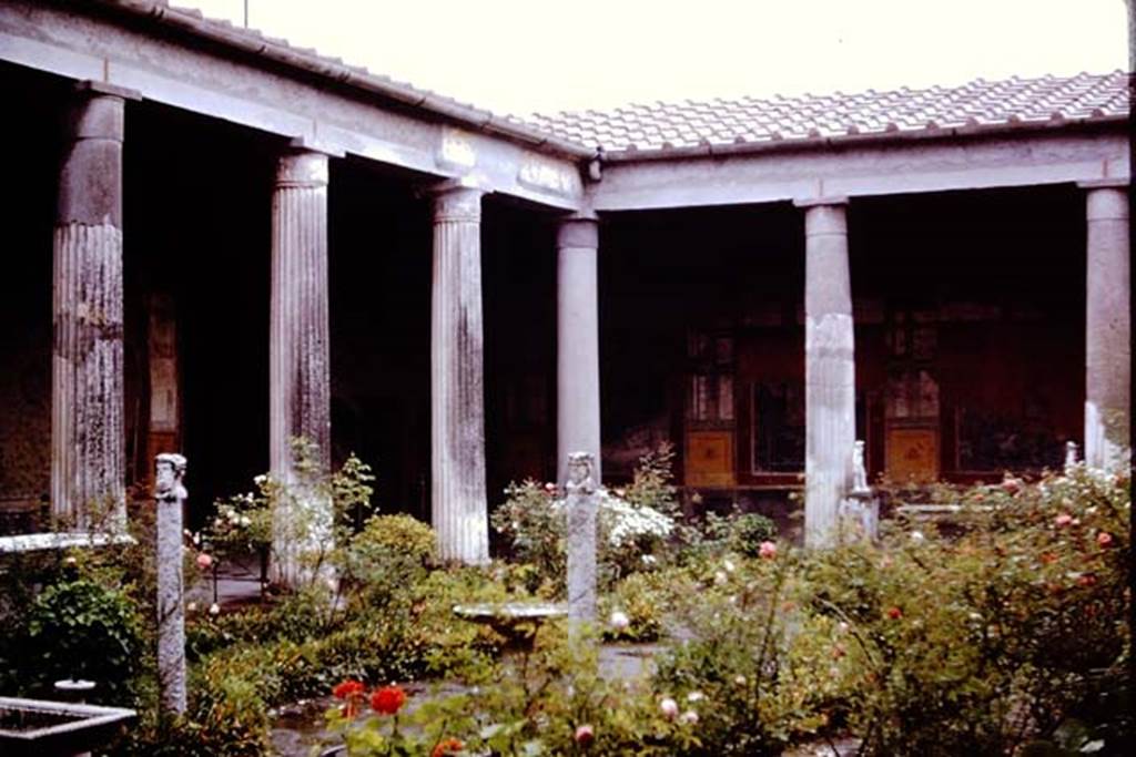 VI.15.1 Pompeii. 1961. Looking south-east across peristyle garden. Photo by Stanley A. Jashemski.
Source: The Wilhelmina and Stanley A. Jashemski archive in the University of Maryland Library, Special Collections (See collection page) and made available under the Creative Commons Attribution-Non Commercial License v.4. See Licence and use details.
J61f0424