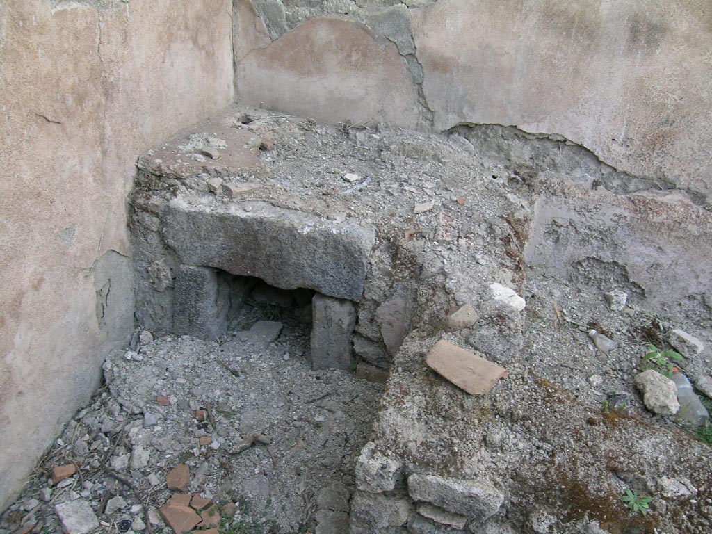 VI.16.3 Pompeii. June 2005. Hearth in north-west corner of rear room. Photo courtesy of Nicolas Monteix.