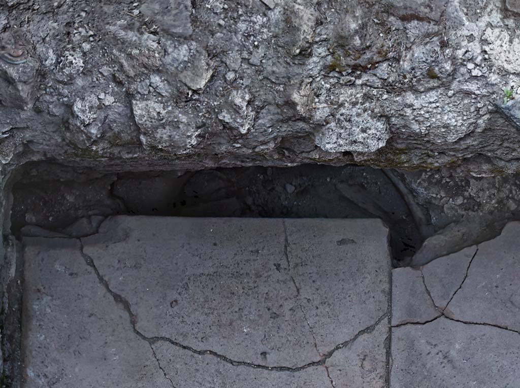 Fig. 3 – Pompéi, VI 16, 3-4, pièce 3. Bouche de citerne remblayée lors de la mise en place de l’atelier de lavage des toisons. Relevé photogrammétrique.
Cl. MIBAC/N. Monteix/EFR. Licence creative commons, © CC BY-NC-SA.