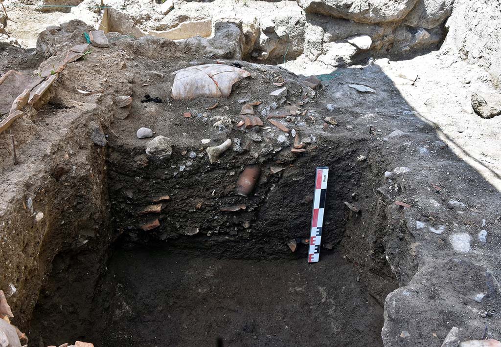 Fig. 6 – Pompéi, VI 16, 3-4, pièce 1. Coupe de la seconde fosse creusée après le séisme de 62/63. Vue de l’est.
Cl. MIBAC/N. Monteix/EFR. Licence creative commons, © CC BY-NC-SA.