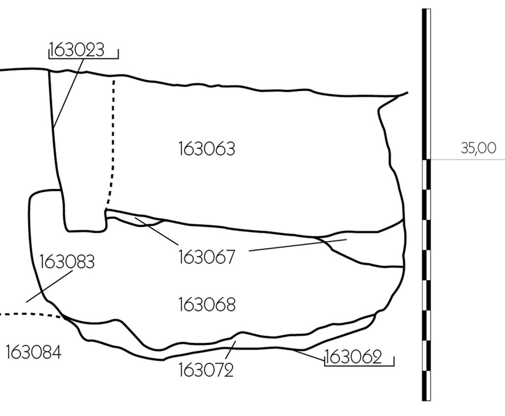 Fig. 13 – Pompéi, VI 16, 3-4, pièce 1. Coupe nord-sud le long de la fosse probablement creusée pour extraire du matériel éruptif.
Relevé, dessin B. Ephrem/EFR. Licence creative commons, © CC BY-NC-SA.