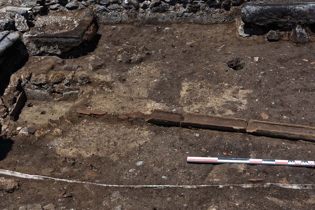Fig. 14 – Pompéi, VI 16, 3-4, pièce 1. Probable aire de gâchage de mortier, vraisemblablement destiné à la construction du bassin de décantation, vue du sud.
Cl. MIBAC/N. Monteix/EFR. Licence creative commons, © CC BY-NC-SA.