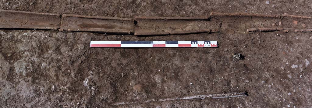 Fig 16 – Pompéi, VI 16, 3-4, pièce 1. Tuyau d’adduction en plomb et canalisation d’évacuation. Vue du sud.
Cl. MIBAC/N. Monteix/EFR. Licence creative commons, © CC BY-NC-SA.