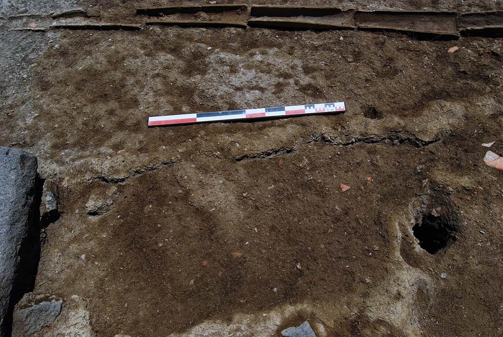 Fig. 18 – Pompéi, VI 16, 3-4, pièce 3. Base de cloison permettant la mise en place d’une sablière. Vue zénithale de l’ouest.
Cl. MIBAC/N. Monteix/EFR. Licence creative commons, © CC BY-NC-SA.