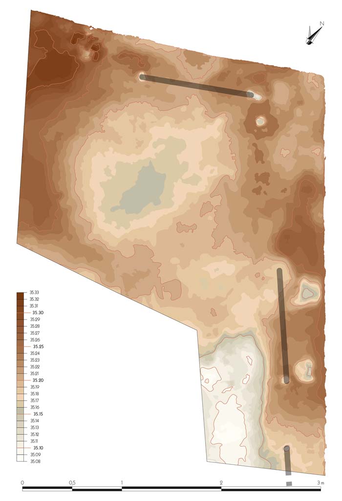 Fig. 19 – Pompéi, VI 16, 3-4, pièce 3. Représentation des variations du sol de fonctionnement en 79 de n.è.
Isoplèthes d’altitude chaque 1 cm. Les lignes sombres représentent la position possible des métiers à tisser.
Relevé, dessin N. Monteix/EFR. Licence creative commons, © CC BY-NC-SA.