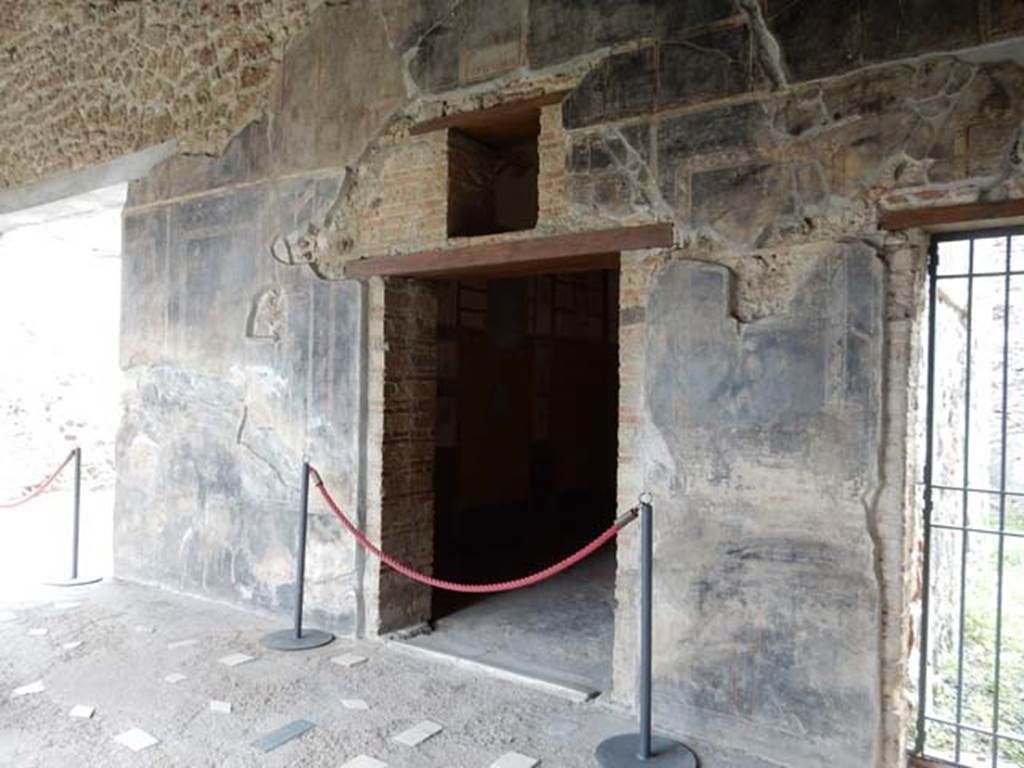 VI.16.7 Pompeii. May 2016. Doorway to room R, oecus, in west portico. Looking south-west. Photo courtesy of Buzz Ferebee.