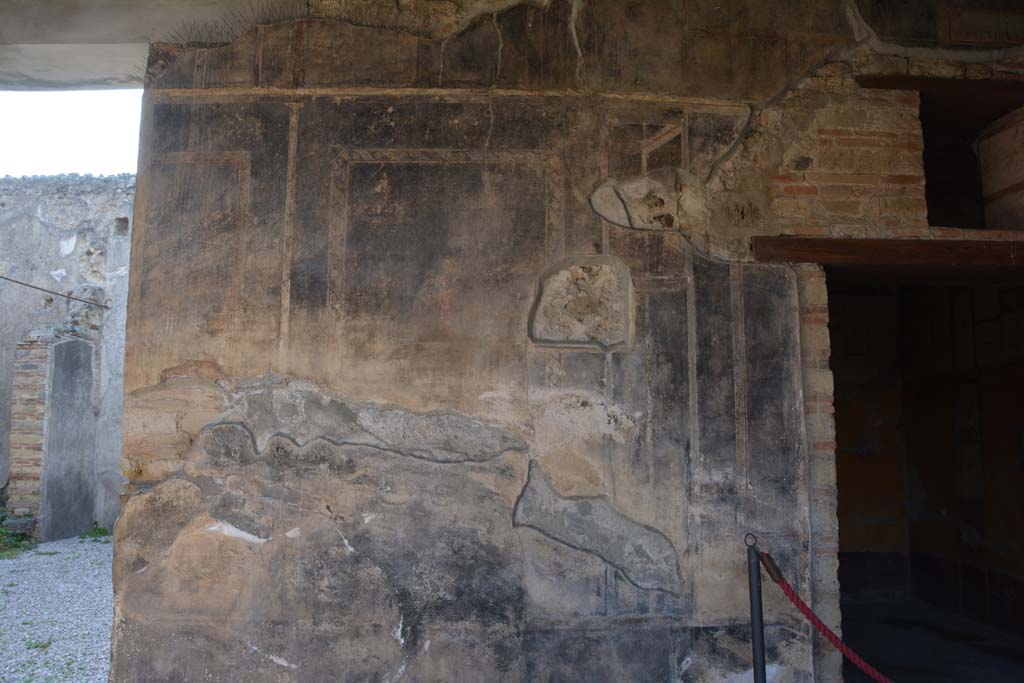 VI.16.7 Pompeii. March 2019. West wall of portico, with room O, on left, and room R, on right.
Foto Annette Haug, ERC Grant 681269 DÉCOR.