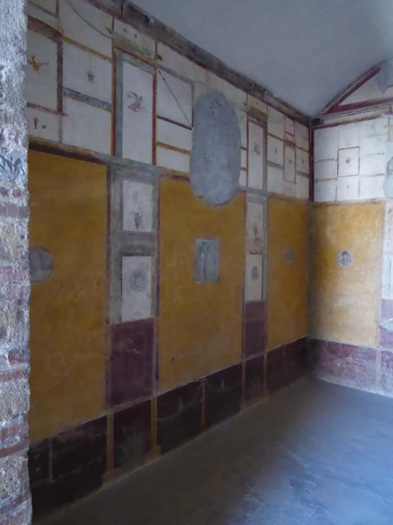 VI.16.7 Pompeii. September 2015. Room R, looking towards south wall from doorway.
Foto Annette Haug, ERC Grant 681269 DÉCOR.