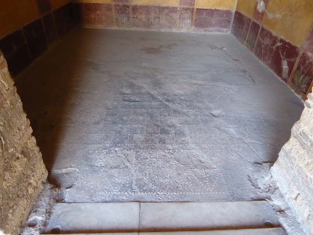 VI.16.7 Pompeii. September 2015. Room R, looking west across flooring from threshold of doorway.
Foto Annette Haug, ERC Grant 681269 DÉCOR.
