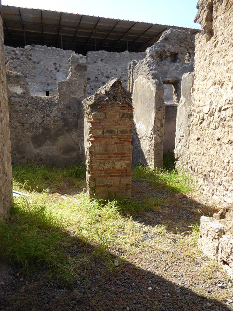 VI.16.7 Pompeii. September 2015.
Looking west through doorway to services area, courtyard S, room T - a dormitory or storeroom (on left), and corridor U, to rear entrance at VI.16.38.
On the right of the corridor is the doorway to room Y.
Foto Annette Haug, ERC Grant 681269 DÉCOR.